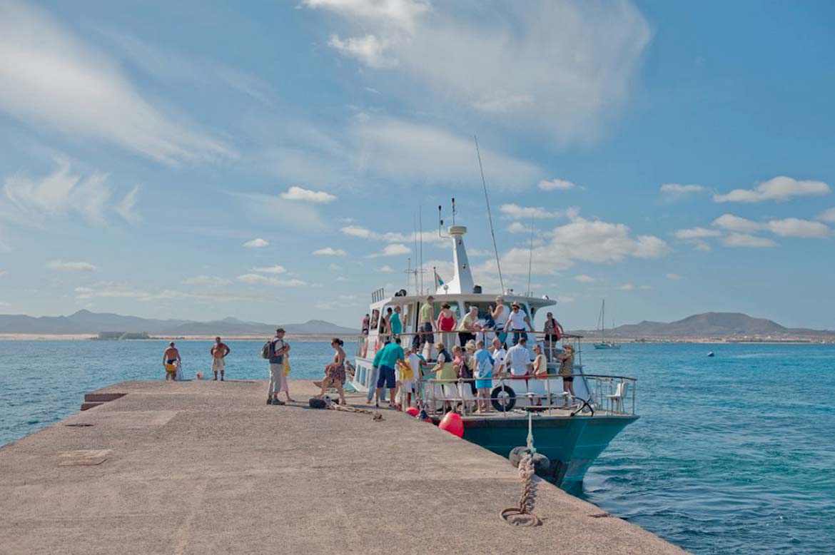 excursion de grupo desembarcando en isla de lobos